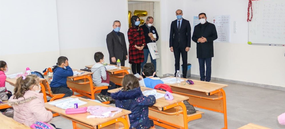 ÇOCUKLARIN İLK KİTAPLARI BAŞKAN AMCALARINDAN