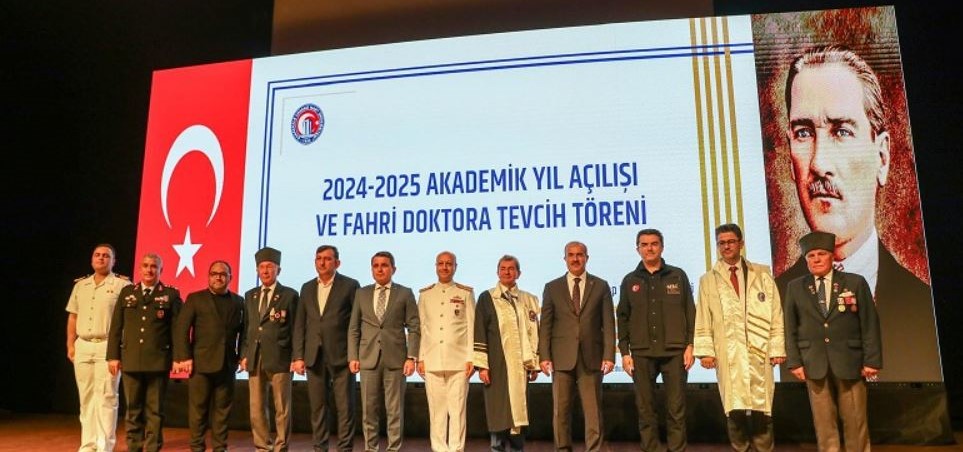 VALİ DOÇ. DR. ÖMER TORAMAN, ÇOMÜ 2024-2025 AKADEMİK YIL AÇILIŞI VE FAHRİ DOKTORA TEVCİH TÖRENİ’ NE KATILDI