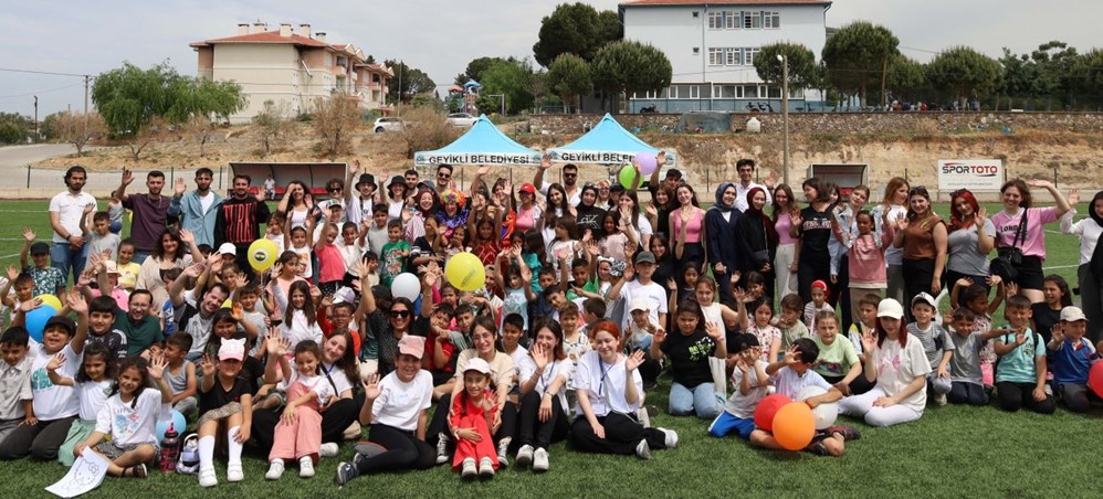 ÇOMÜ’LÜ GENÇLERDEN KÜTÜPHANEYE ŞENLİKLİ DESTEK